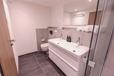 Deluxe Double Room | Bathroom | Shower, towels