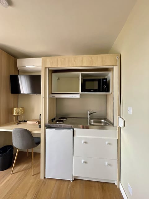 Comfort Room, City View | Private kitchen