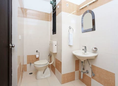 Superior Double Room | Bathroom | Shower, free toiletries, towels, soap