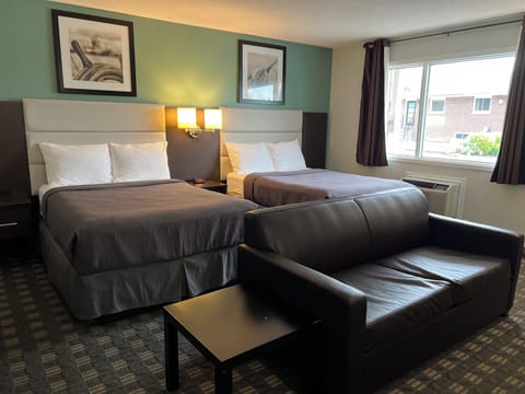 Suite, 2 Double Beds, Kitchen | Desk, soundproofing, iron/ironing board, free WiFi