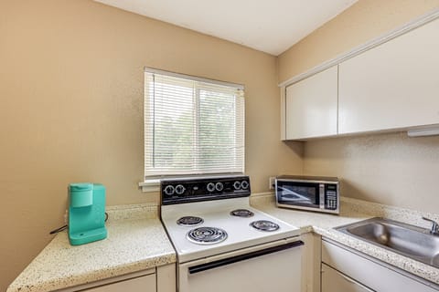 Apartment (1 Bedroom) | Private kitchen | Microwave, oven, stovetop, coffee/tea maker