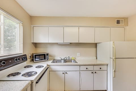 Apartment (1 Bedroom) | Private kitchen | Microwave, oven, stovetop, coffee/tea maker