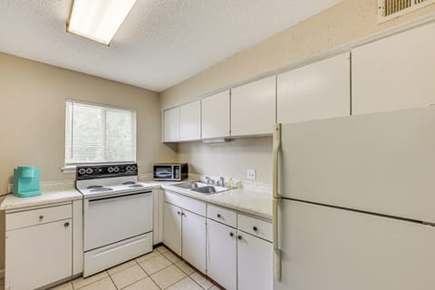 Apartment (1 Bedroom) | Private kitchen | Microwave, oven, stovetop, coffee/tea maker