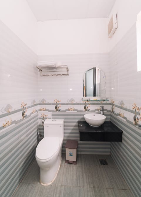 Superior Quadruple Room | Bathroom | Shower, rainfall showerhead, designer toiletries, hair dryer