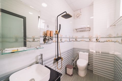 Family Room | Bathroom | Shower, rainfall showerhead, designer toiletries, hair dryer