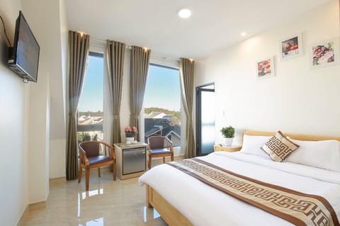 Deluxe Double Room | Street view