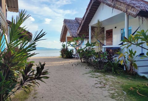 Bungalow, Garden View | In-room safe, desk, laptop workspace, blackout drapes