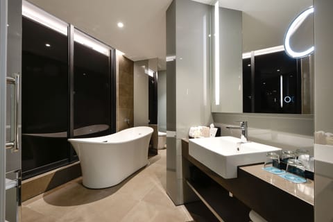 Grand Quadruple Room | Bathroom | Separate tub and shower, jetted tub, rainfall showerhead