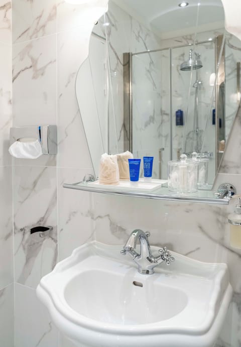 Superior Double Room (Surate) | Bathroom | Shower, free toiletries, towels, soap