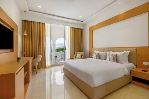 Classic Double Room, Pool View | Premium bedding, in-room safe, desk, laptop workspace