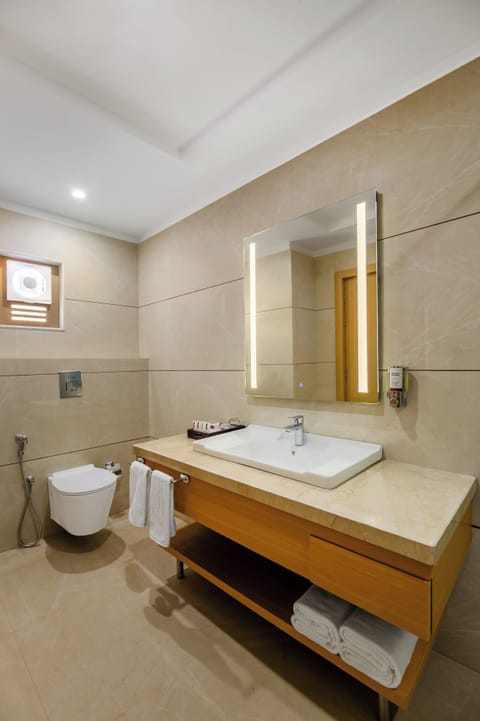 Privilege Suite, Mountain View | Bathroom | Shower, rainfall showerhead, hair dryer, towels