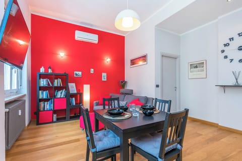 Apartment | Living area | 35-inch TV with digital channels