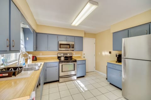 House (3 Bedrooms) | Private kitchen | Microwave, oven, stovetop, dishwasher