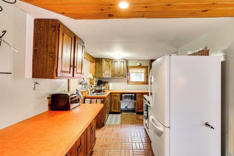 Cottage (3 Bedrooms) | Private kitchen | Microwave, oven, stovetop, cookware/dishes/utensils