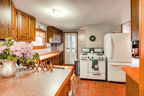 Cottage (3 Bedrooms) | Private kitchen | Microwave, oven, stovetop, cookware/dishes/utensils