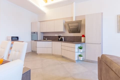 Apartment | Private kitchenette | Cookware/dishes/utensils