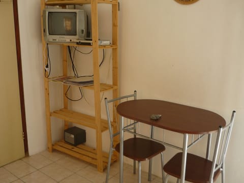 Basic Studio | In-room safe, iron/ironing board, free WiFi, bed sheets