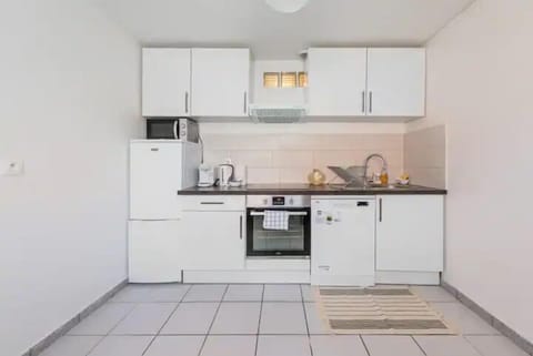 Deluxe Apartment | Private kitchen | Fridge, microwave, oven, stovetop