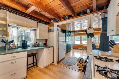 Cottage (3 Bedrooms) | Private kitchen | Oven, stovetop, blender, paper towels