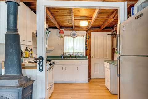 Cottage (3 Bedrooms) | Private kitchen | Oven, stovetop, blender, paper towels