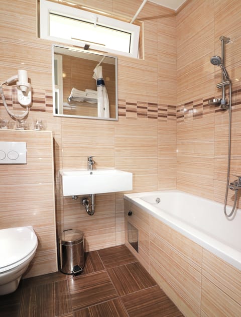 Superior Double or Twin Room | Bathroom | Hair dryer, towels