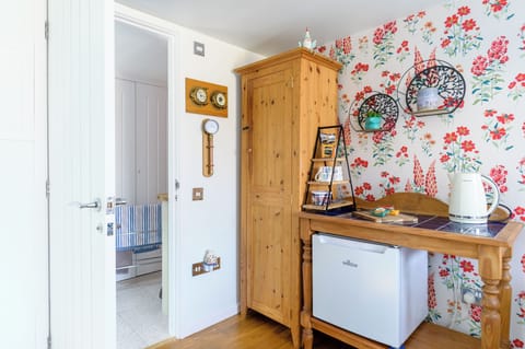 Studio | Private kitchen | Fridge, electric kettle, toaster