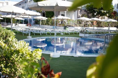 Outdoor pool, sun loungers