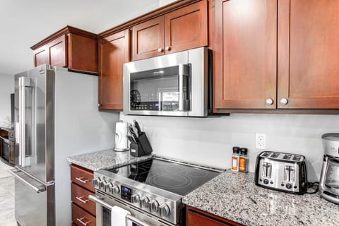 Apartment (2 Bedrooms) | Private kitchen | Microwave, oven, stovetop, dishwasher