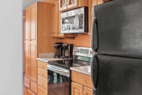 House (4 Bedrooms) | Private kitchen | Fridge, oven, stovetop, dishwasher