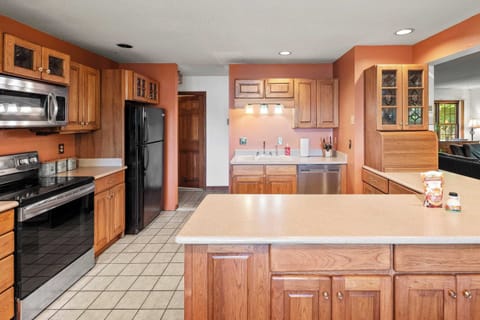 House (4 Bedrooms) | Private kitchen | Fridge, oven, stovetop, dishwasher