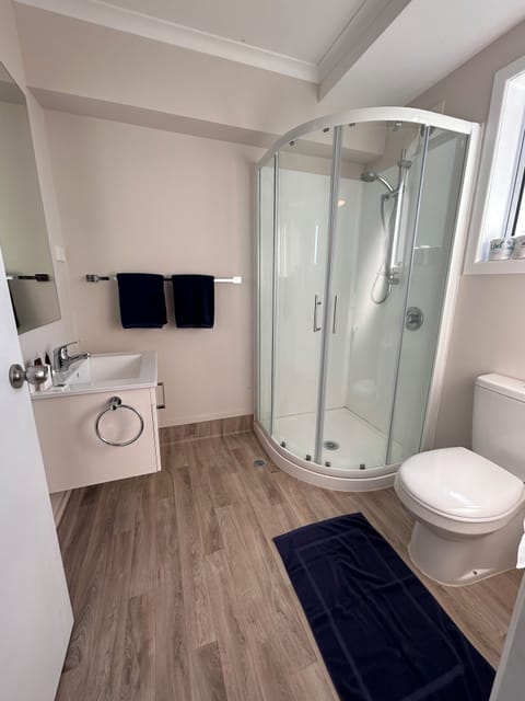 Deluxe Room | Bathroom | Shower, rainfall showerhead, free toiletries, towels