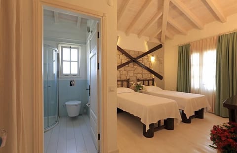 Standard Twin Room | Bathroom | Shower, hair dryer, towels, soap