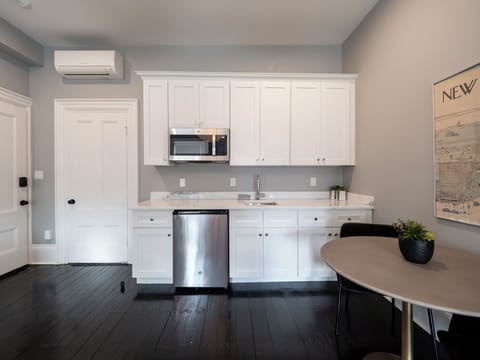 Design Apartment | Private kitchen | Microwave, stovetop, coffee/tea maker, toaster