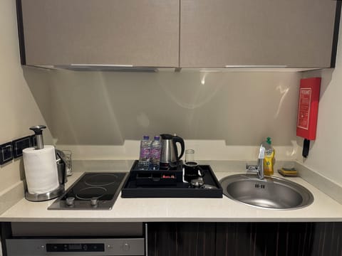 Elite Room | Private kitchen | Stovetop, electric kettle, paper towels