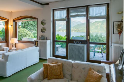 Apartment | Living area | 35-inch TV with digital channels, fireplace