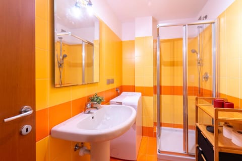 Basic Apartment | Bathroom | Shower, free toiletries, hair dryer, bidet