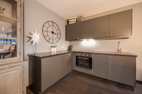 Apartment, 2 Bedrooms | Private kitchen