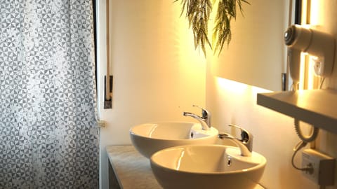 Superior Quadruple Room | Bathroom | Free toiletries, hair dryer, towels, soap