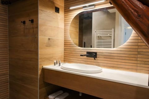 Traditional Suite | Bathroom | Shower, rainfall showerhead, hair dryer, bathrobes