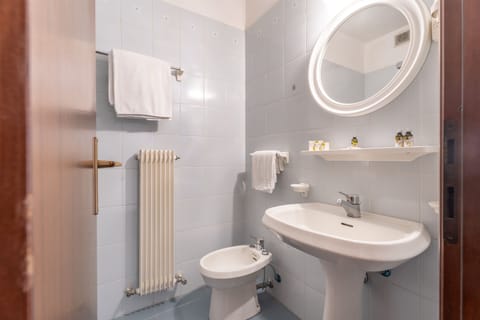 Superior Double or Twin Room, Lake View | Bathroom | Towels