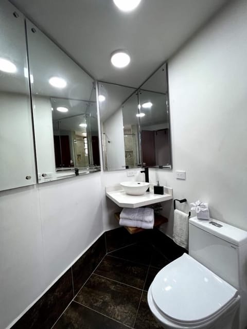 Basic Double Room | Bathroom | Hair dryer, towels, soap, shampoo