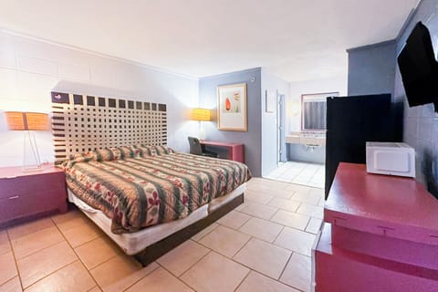 Standard Room, 1 King Bed, Smoking | Desk, free WiFi, bed sheets