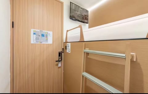 Z Scenic - Single Occupancy (Upper bunk) (Shared bathroom)(No window) | Down comforters, desk, laptop workspace, free WiFi