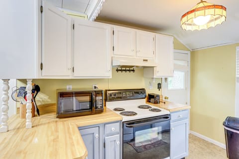 Cottage (3 Bedrooms) | Private kitchen | Microwave, oven, stovetop, dishwasher