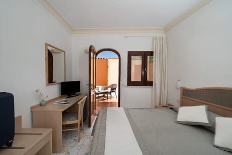 Standard Double Room | Minibar, in-room safe, desk, free WiFi