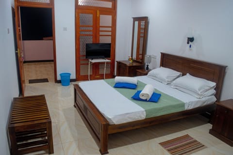 Deluxe Double Room, 1 Queen Bed, Non Smoking, Private Bathroom | Desk, laptop workspace, free WiFi, bed sheets