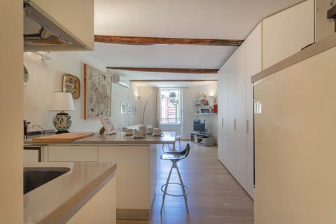 Apartment | Living area | 35-inch TV with digital channels