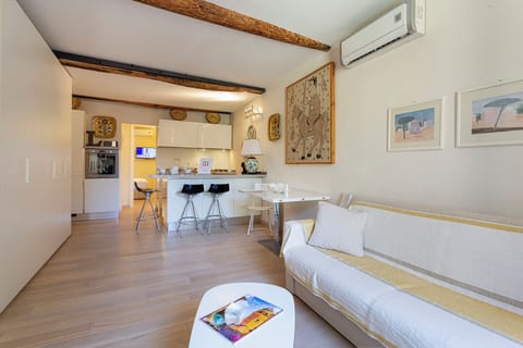 Apartment | Living area | 35-inch TV with digital channels