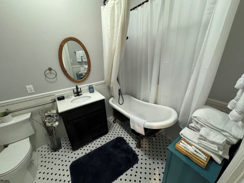 Comfort Suite, Multiple Beds | Bathroom | Towels, soap, shampoo, toilet paper