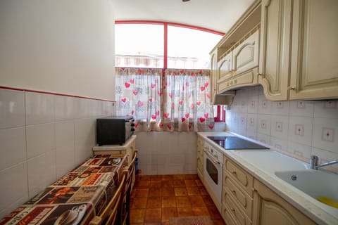 Apartment | Private kitchen | Full-size fridge, oven, stovetop, electric kettle